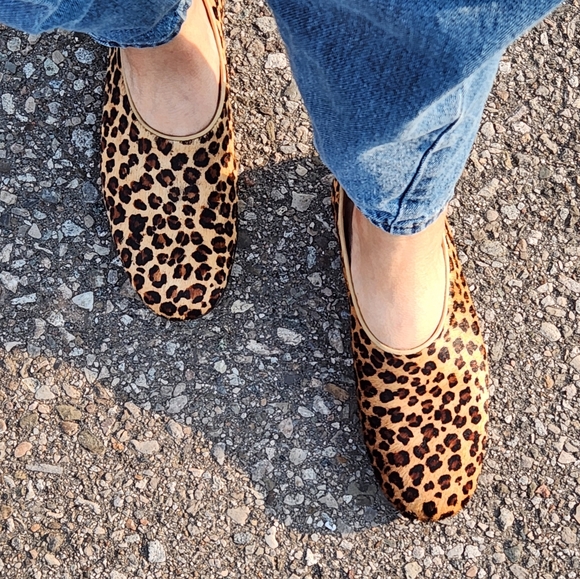 BCBGMaxAzria Animal print leather loafers size 7 - Picture 2 of 9
